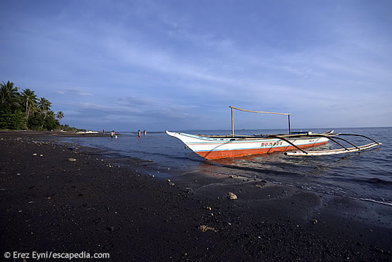 החוף בדונסול עם הבנקה, הסירה המקומית הפיליפינית